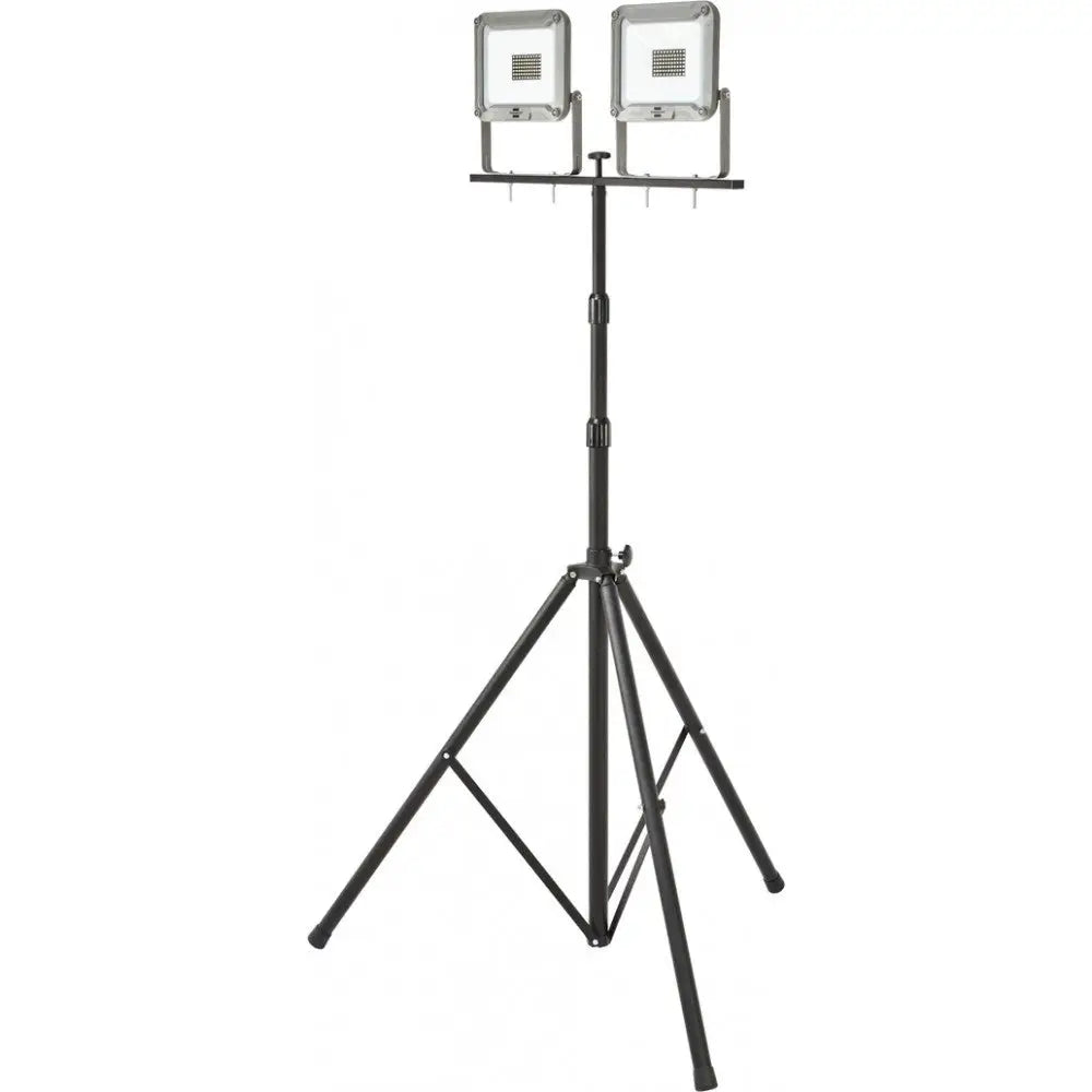 Teleskopisk stativ i svart med to rektangulære LED-lys montert, frontvisning mot hvit bakgrunn.