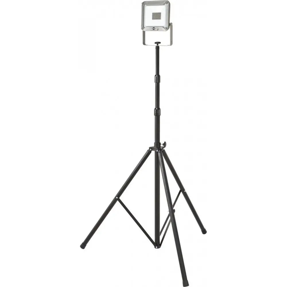 Teleskopisk stativ med firkantet grå arbeidslampe, frontvisning på hvit bakgrunn, tre ben synlige.