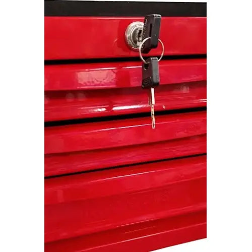 Teng Tools verktøykasse, nærbilde av blank rød metallskuff med nøkkel hengende i låsen.