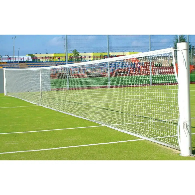 Tennis aluminium stolper med hvitt nett, sett fra siden på grønn utendørs bane med markerte linjer.