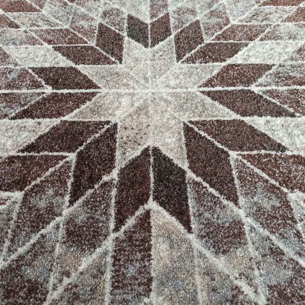 Tepe beige rundt teppe 160 cm, sidebilde som fremhever grov tekstur og geometrisk stjernemønster i midten.