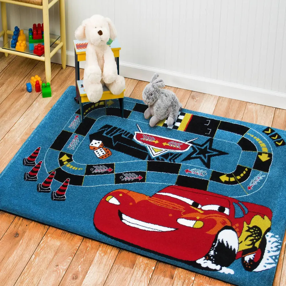 Tepe Bella barnelekematte, skrå oversikt med rød racerbil, racerbane, bamse, kanin og barnestol.