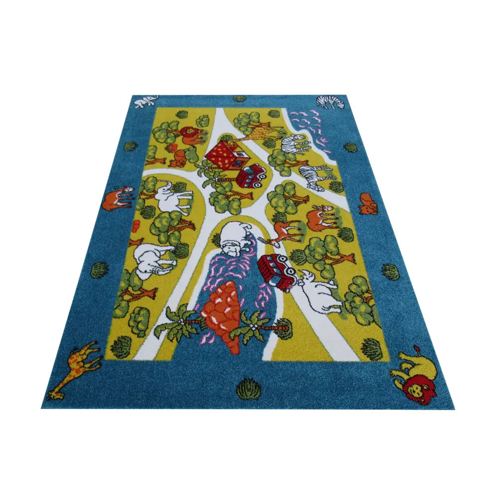 Tepe Bella 09 barneteppe i blått, sett ovenfra med fargerike dyr, trær, hus og veier på hvit bakgrunn.