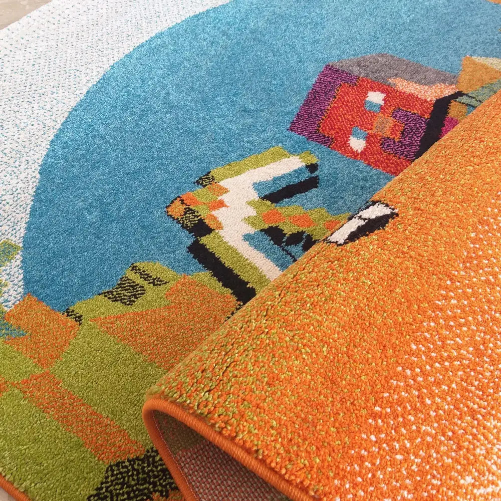 Tepe Bella 105 matt teppe nærbilde, viser brettet hjørne og pikselmønster i blått, grønt og oransje.
