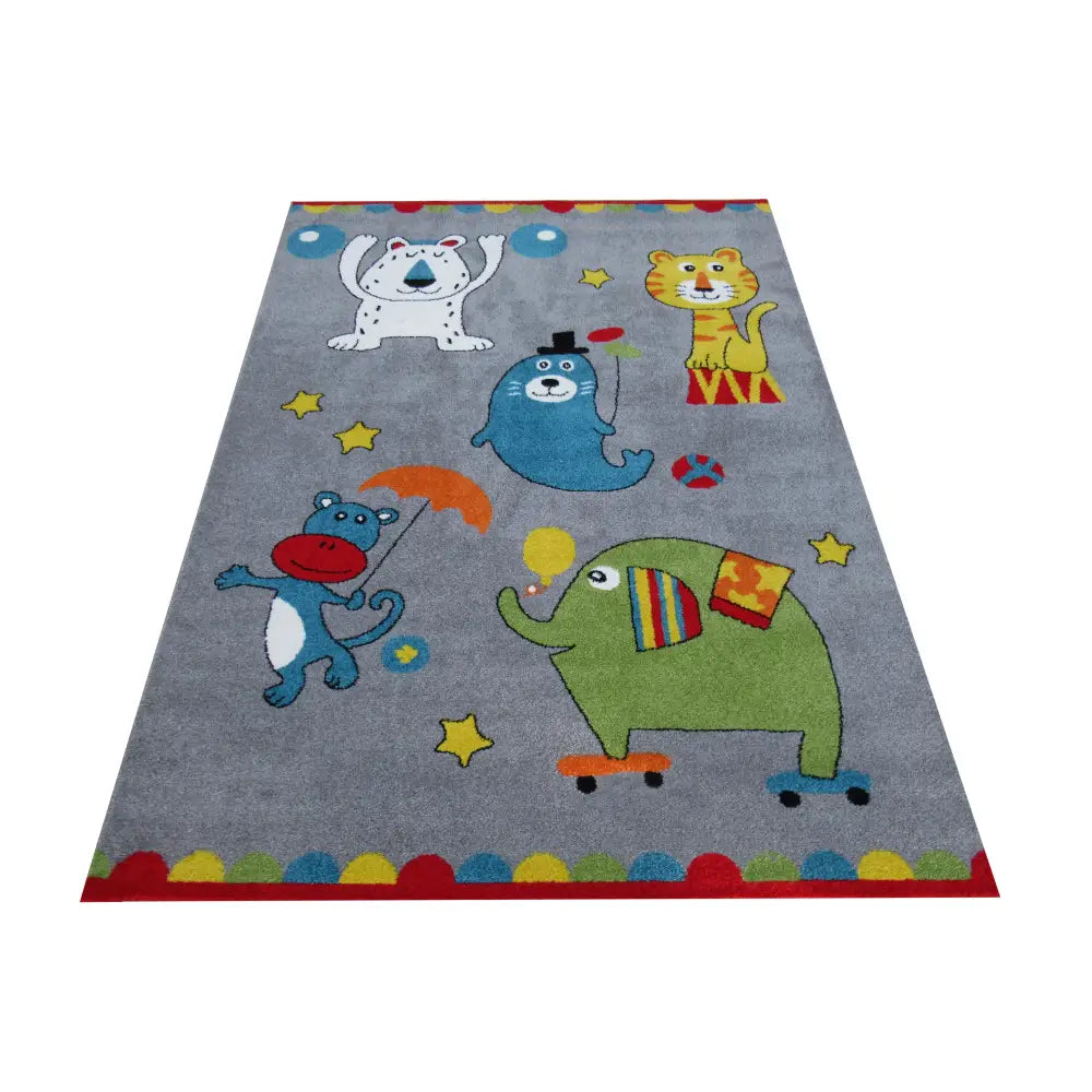 Tepe Bella 11 grått teppe 120x170 cm, sett ovenfra med fargerike dyremotiver og mønstrede kanter.