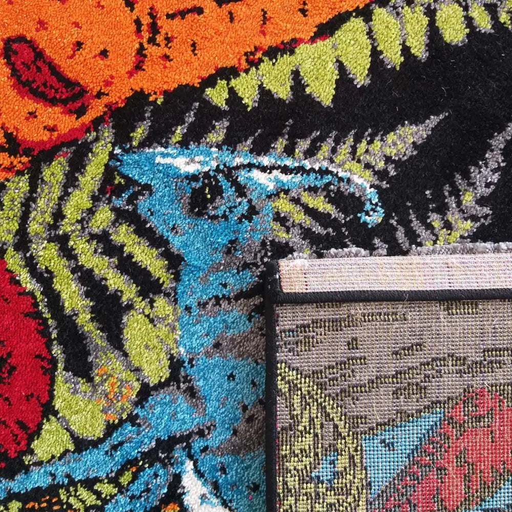 Tepe Bella-teppe 120 x 170 cm, nærbilde av fargerikt mønster og vevd bakside i ett hjørne.