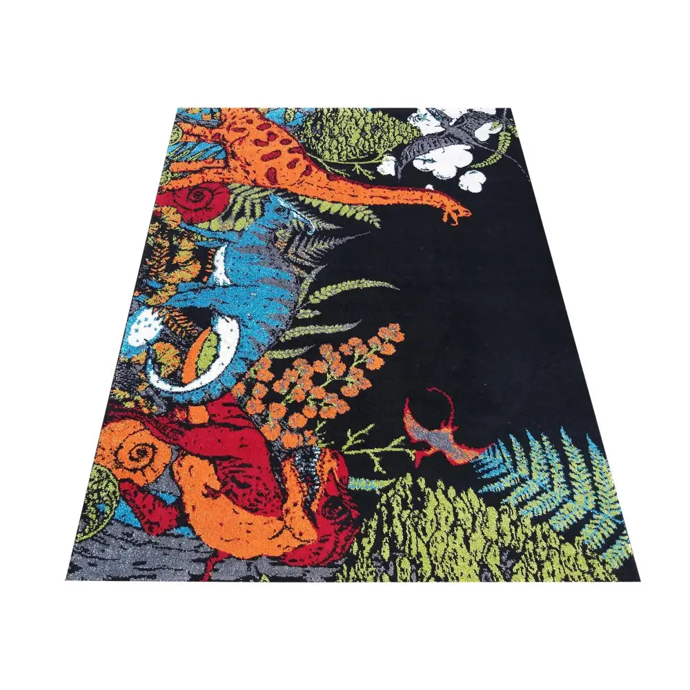 Tepe Bella teppe 160 x 220 cm med fargerike dinosaurer og planter på mørk bakgrunn, sett skrått ovenfra.