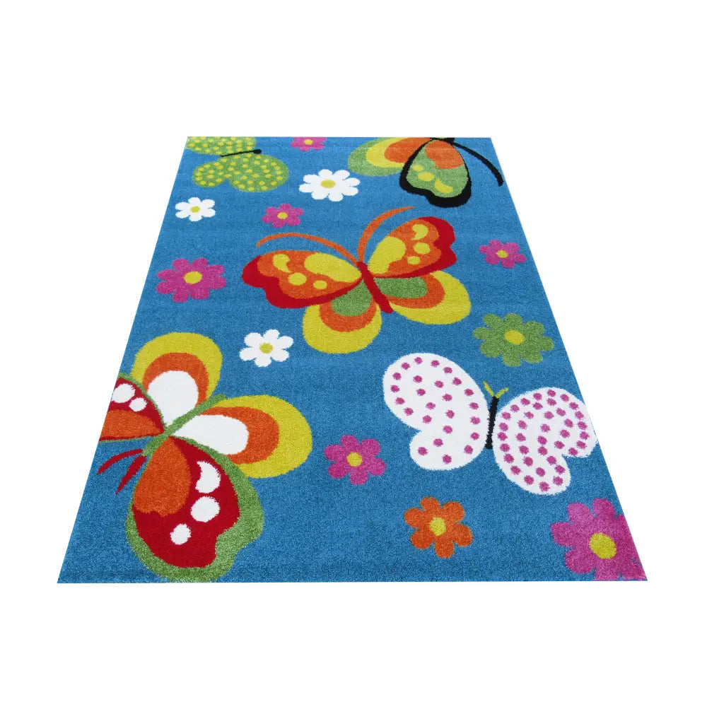 Tepe Bla 14 teppe 160 x 220 cm med blå bunn, fargerike sommerfugler og blomster sett ovenfra.