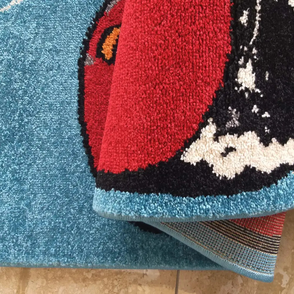 Tepe Blå Bella teppe, detalj av brettet hjørne som viser tykkelse, struktur og farger på forsiden og baksiden.