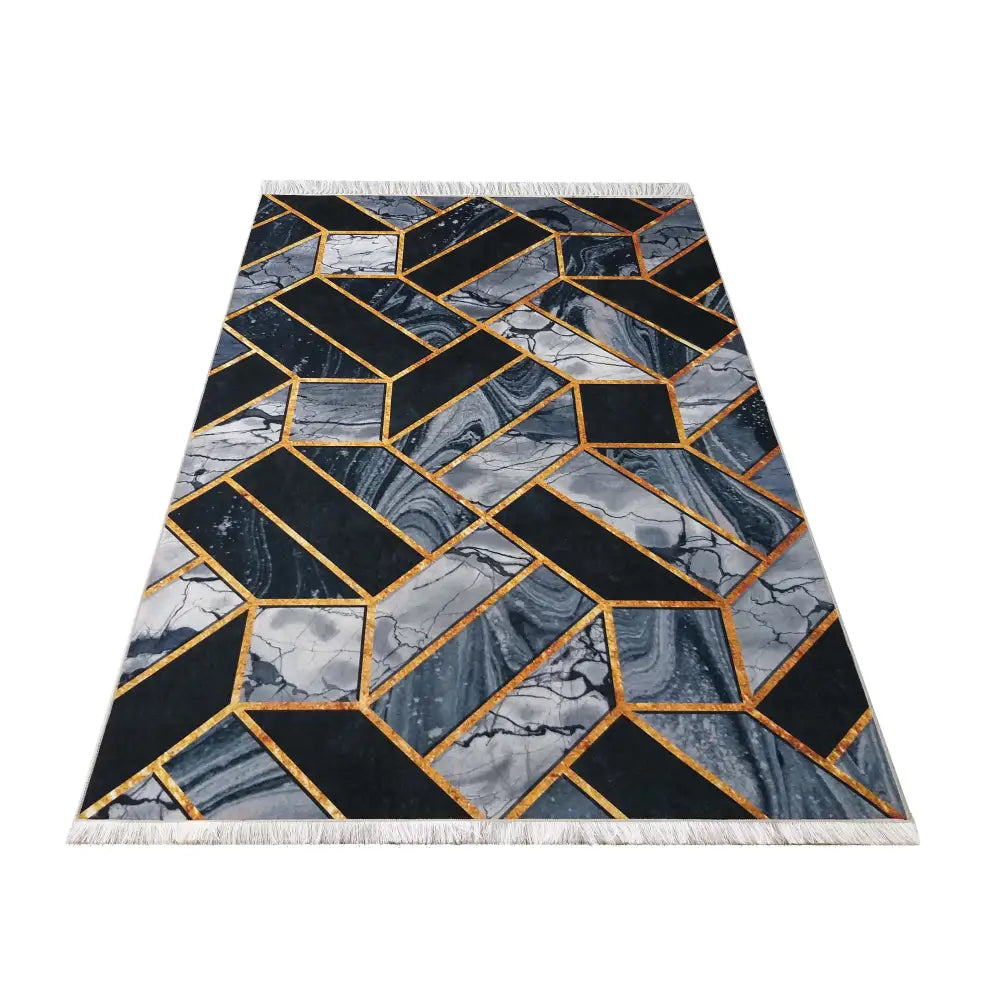 Tepe Black and Gold 04 teppe, skrå vinkel som fremhever geometrisk mønster og gullfargede linjer med frynser.