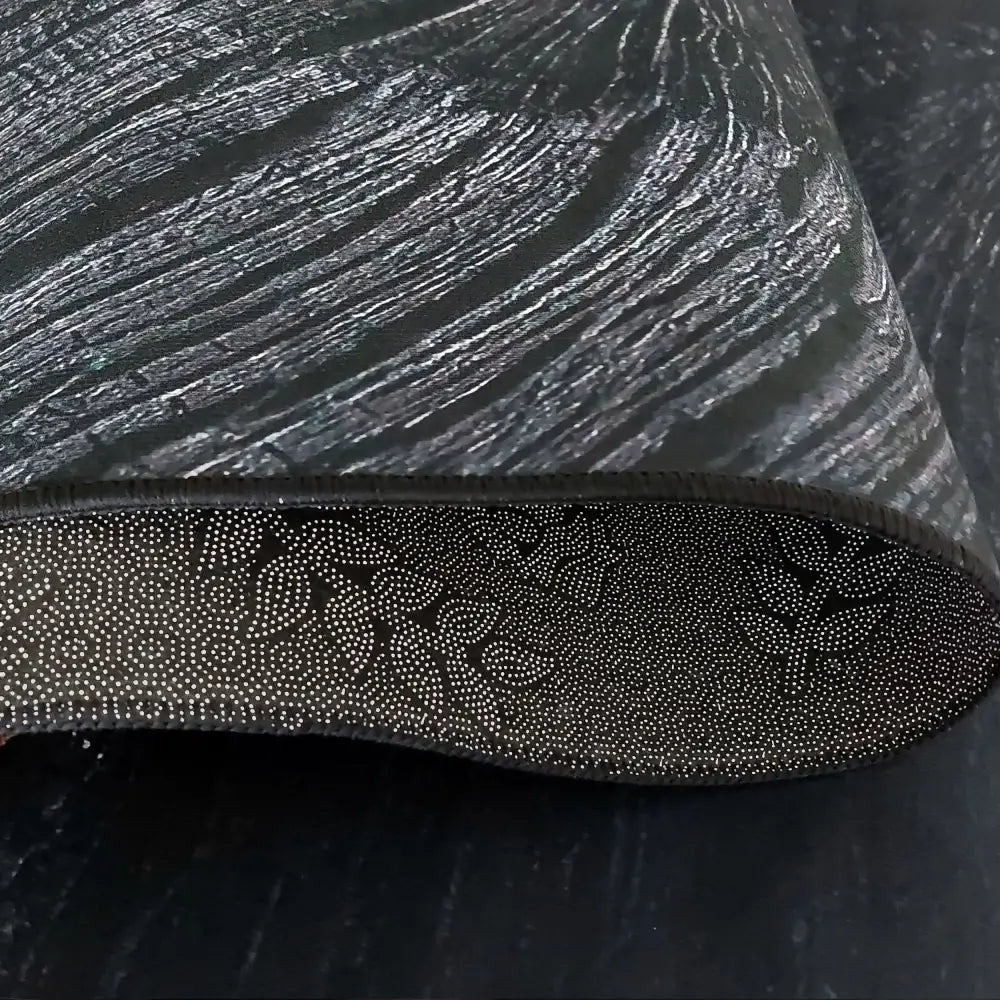 Tepe Black and Gold teppe, nærbilde av svart trestruktur med innside i prikkete bladmønster.