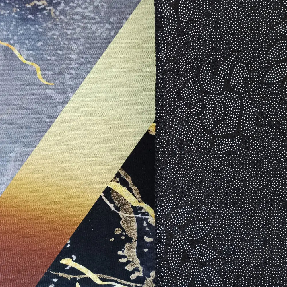 Tepe Black and Gold teppe, nærbilde av fargerike diagonale felt og sort tekstil med hvite prikker.