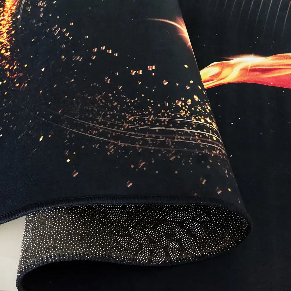 Tepe Black and Gold-matte, nærbilde som viser glitrende detaljer og hvite antiskli-prikker på undersiden.