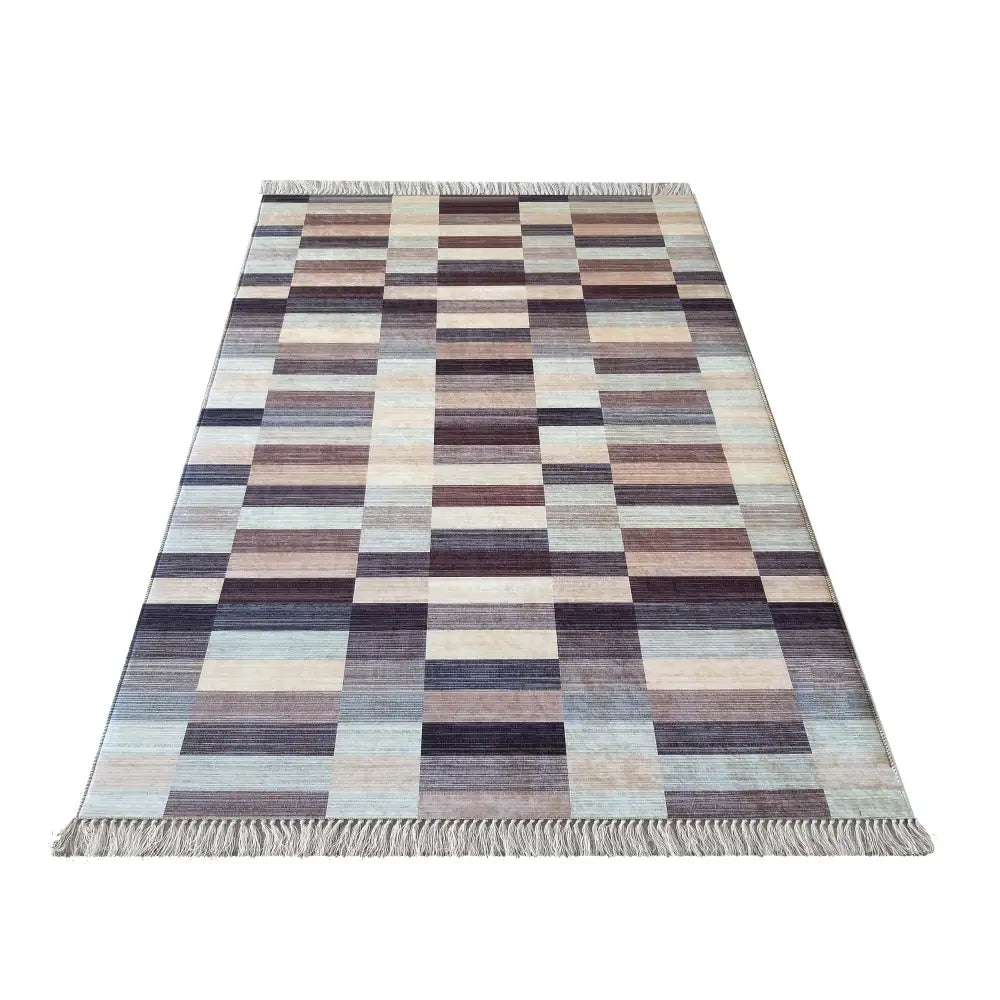 Tepe Blanka brun teppe, geometrisk rutemønster i blå, brune og beige toner, korte frynser på kortsidene.