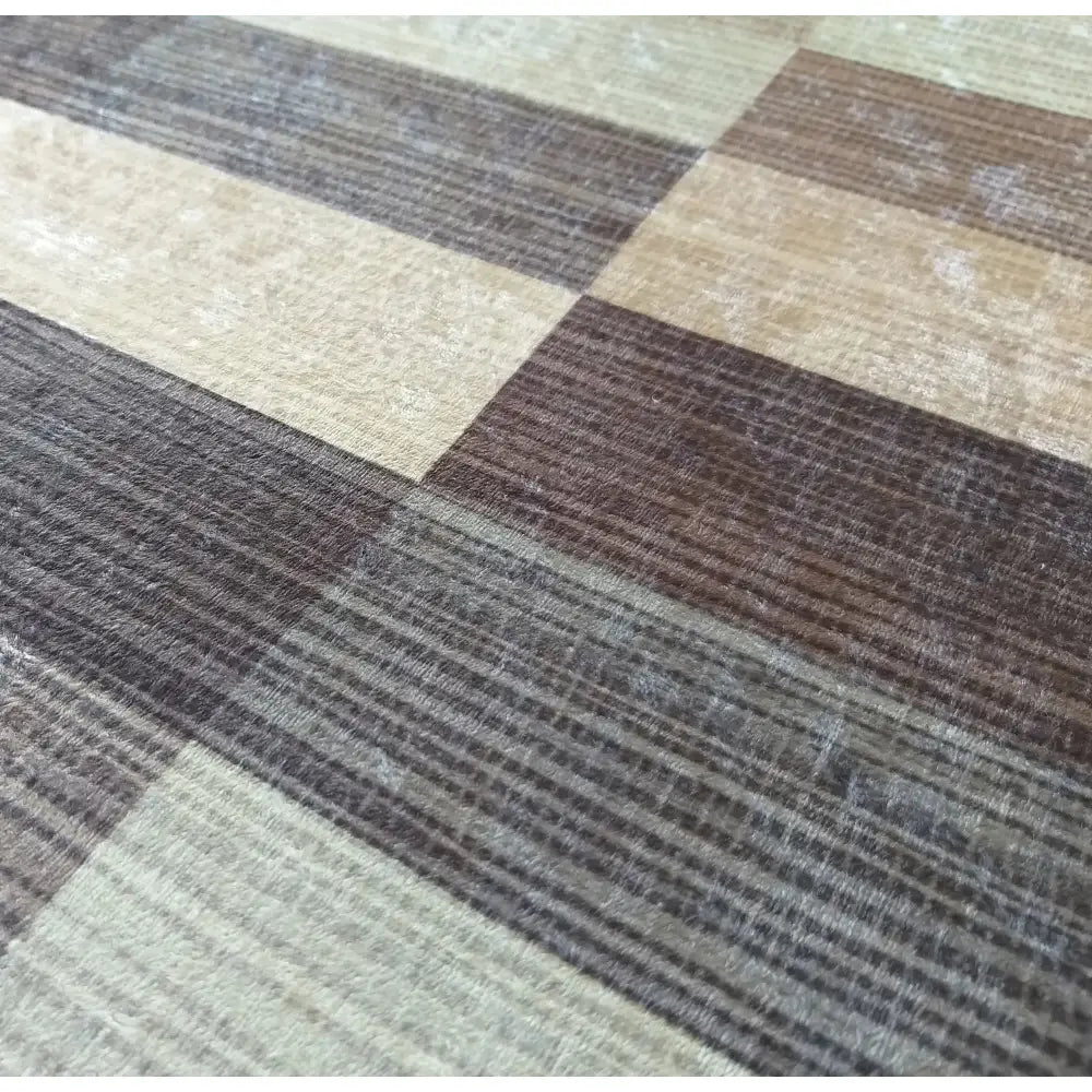 Tepe Blanka 01 brun, nærbilde av rutete tekstil med brede og smale striper i brune og beige toner.