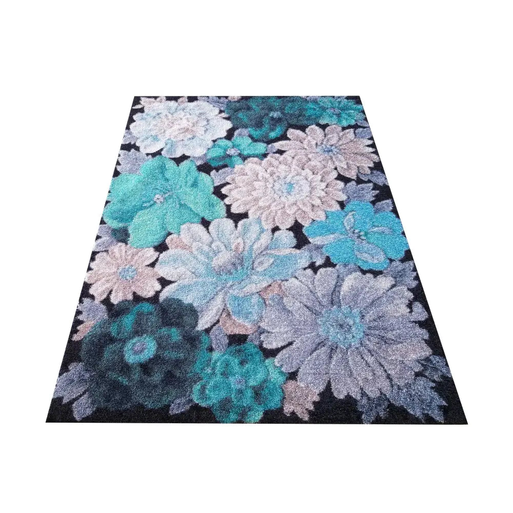 Tepe Casablanca teppe 200 x 290 cm, skråvisning som fremhever blå og turkise blomster på mørk bakgrunn.