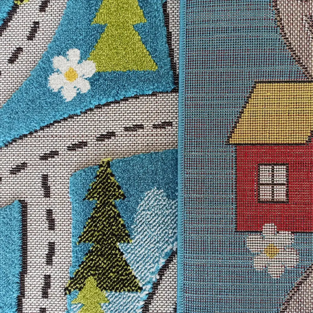 Tepe Color Kids 02 blå lekematte, nærbilde av fargerik overside med vei, trær, blomst og rødt hus samt synlig bakside.