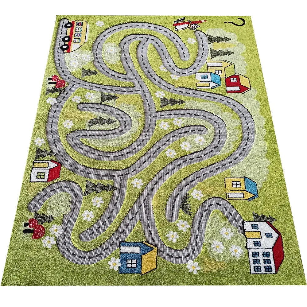 Grønt barneteppe med svingete veimønster, små hus, trær, fargerike blomster og gul buss sett ovenfra.