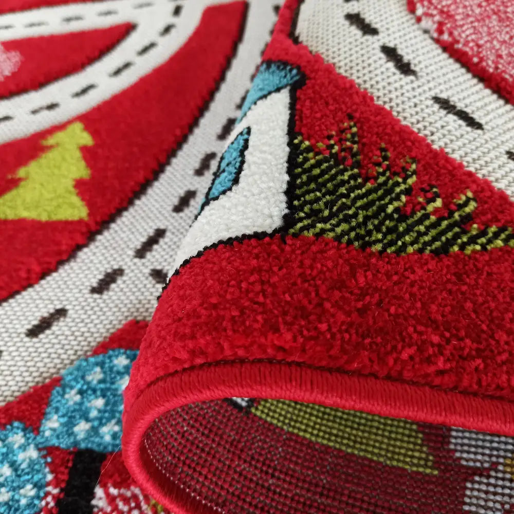 Tepe Color Kids teppe, nærbilde som fremhever rød kant, veimønstre og synlig tekstur i fargerikt design.