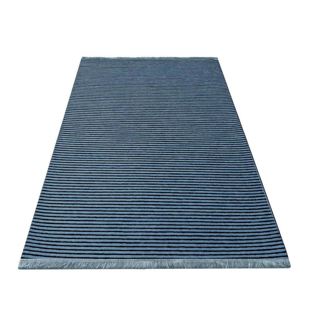 Blått Tepe Diamond-teppe 200 x 290 cm, horisontale striper og frynser, sett fra skrå vinkel.