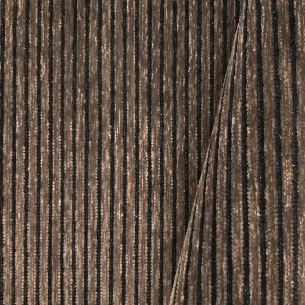 Tepe Diamond brun kordfløyel, nærbilde av stoffets vertikale striper og tydelig brettekant til høyre.