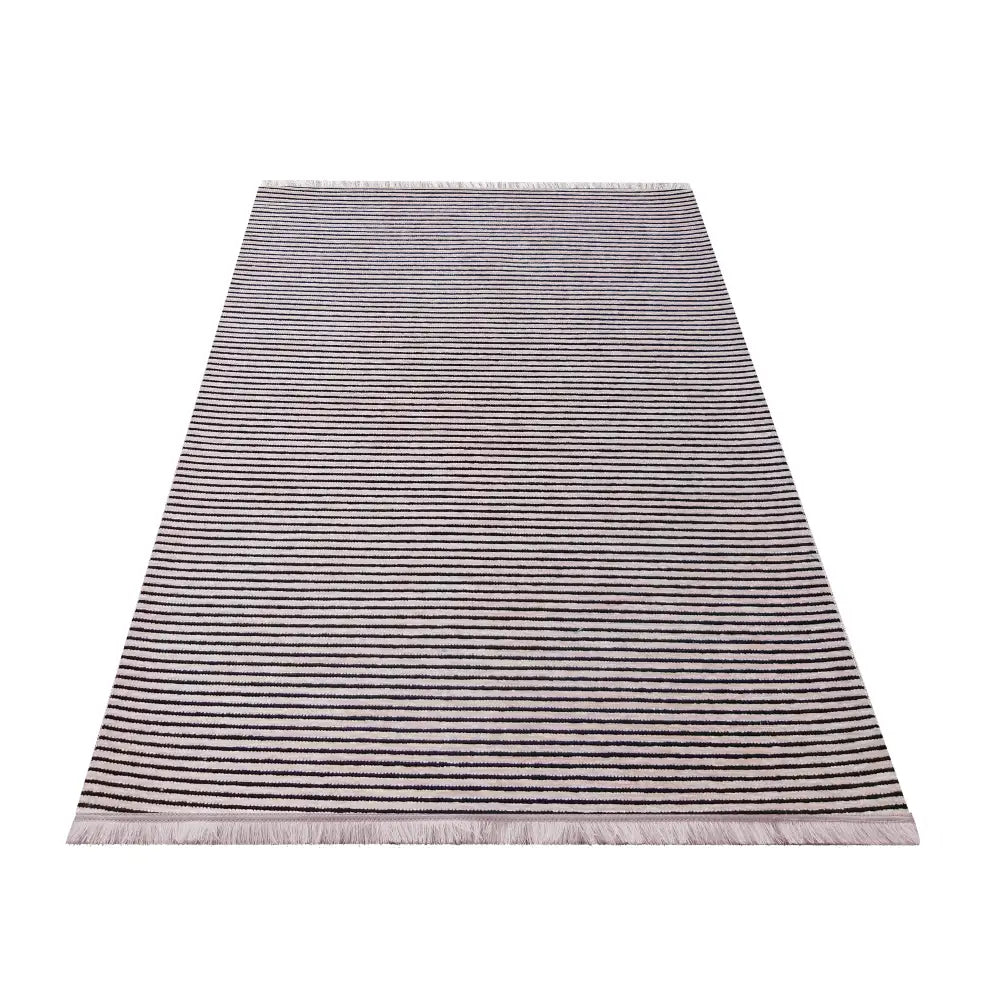 Tepe Diamond rosa teppe 160 x 230 cm, skråvinkel med horisontale svarte og hvite striper og korte frynser.