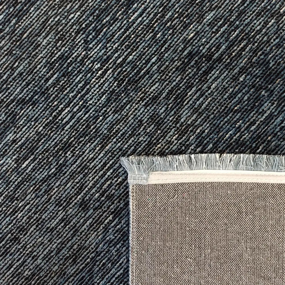 Tepe Diamond teppe i mørkeblå og lyseblå skrå striper, nærbilde av hjørne med frynser og bakside.