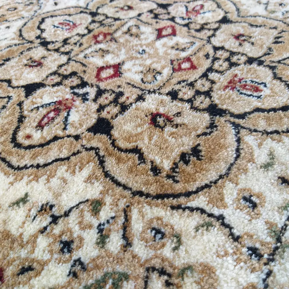 Tepe Eksklusiv teppe, nærbilde som fremhever kremfarget orientalsk mønster, sorte detaljer og fiberdyp tekstur.