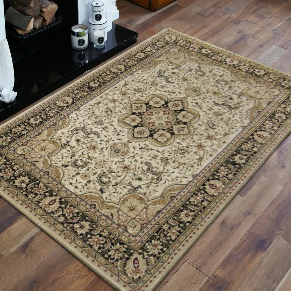 Tepe Eksklusiv teppe i krem, 200 x 300 cm, orientalsk mønster i beige og grønt, sett på tregulv foran peis.