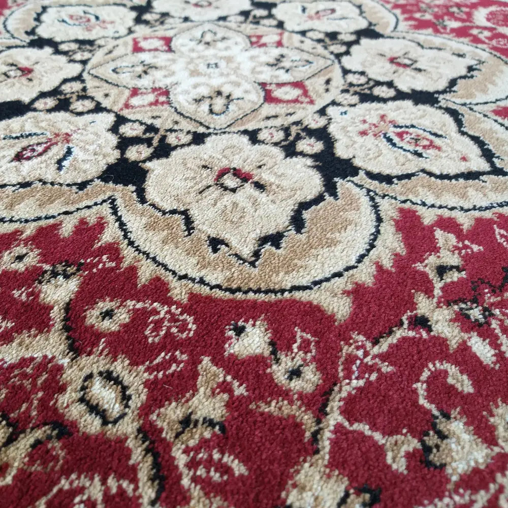 Tepe Eksklusiv 03 teppe, nærbilde som fremhever rødt orientalsk mønster og detaljerte blomstermotiver.