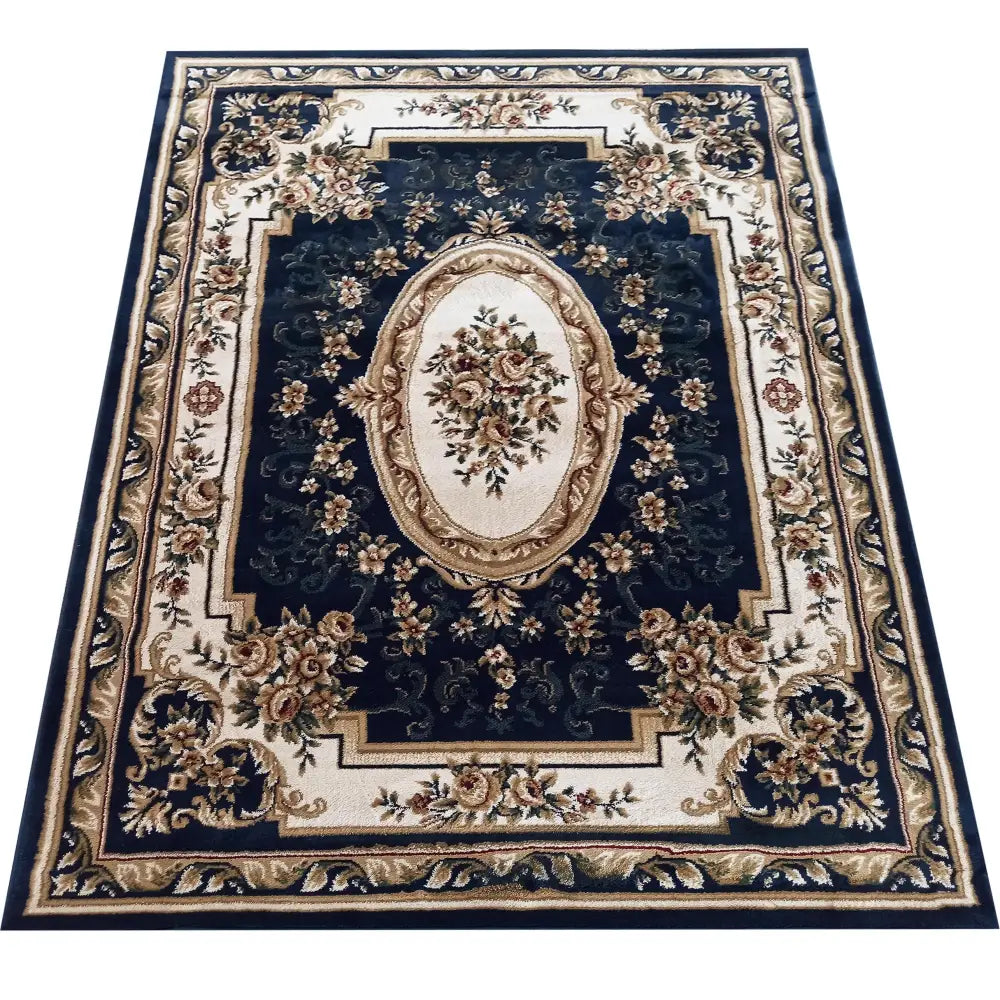 Tepe Eksklusiv 04 N, rektangulært teppe i mørk blått med gullkant og ovalt blomsterfelt i midten.