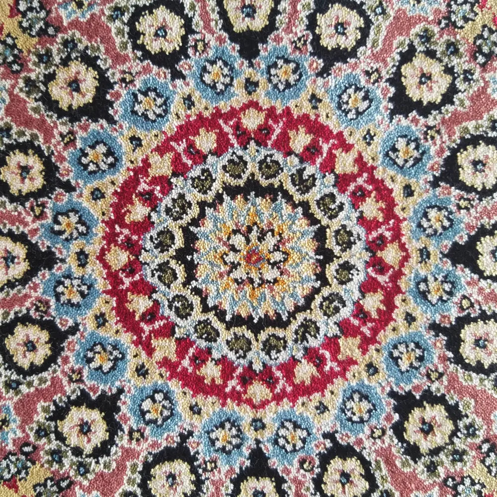 Tepe Eksklusiv Creme teppe, nærbilde av midtpartiets orientalske mønster og tett, fargerik veving.