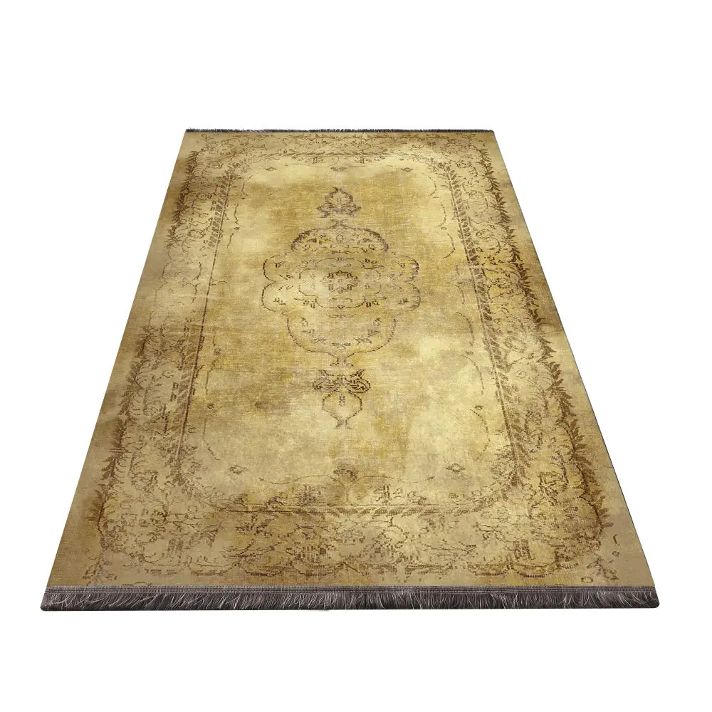 Tepe Eksklusiv Gulltæppe 160 x 230 cm, orientalsk mønster i lysebrunt og beige, sett fra skrå vinkel med frynser.