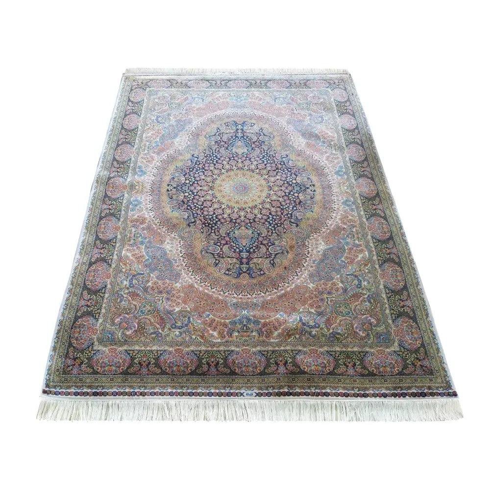 Qum Silk 09 Navy teppe 200x300 cm, orientalske blå, rosa og beige mønstre, frynser nederst, skrå oversikt.