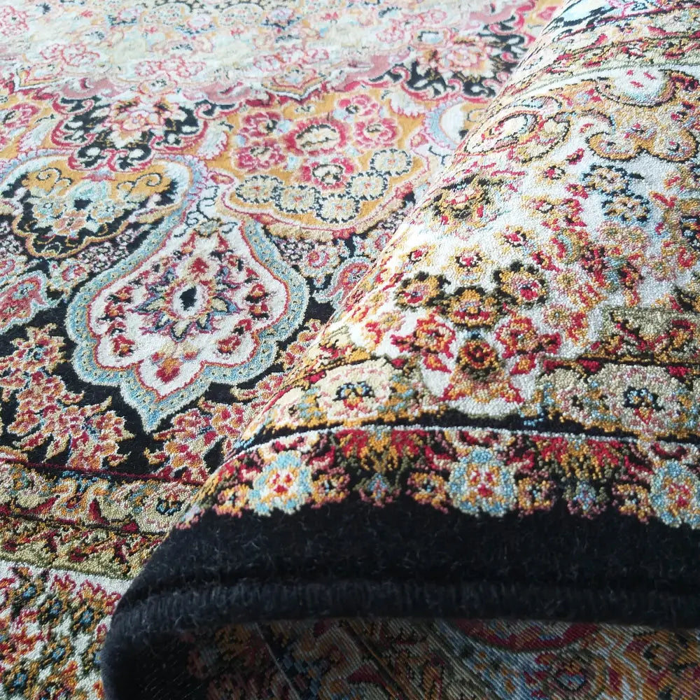 Tepe Eksklusiv Løsvevd teppe, nærbilde av hjørne som viser tykkelse, tekstur og orientalsk mønster i sterke farger.