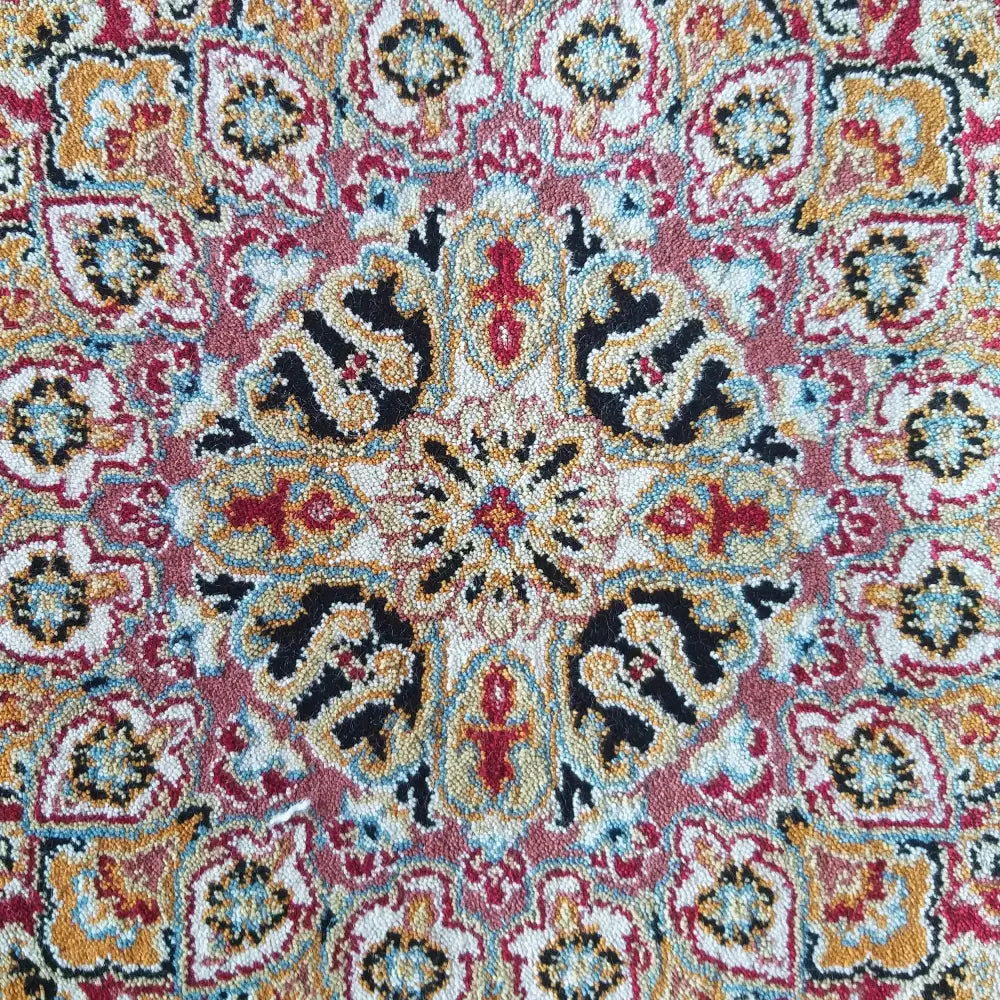 Orientalsk teppe i marineblått med detaljert mønster, tett vevet struktur og klare farger i rødt og beige.