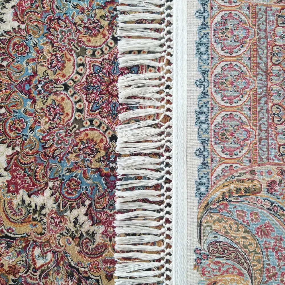 Tepe Eksklusiv Pers 10 teppe, nærbilde som fremhever blått, rødt og gull orientalsk mønster med hvite frynser.