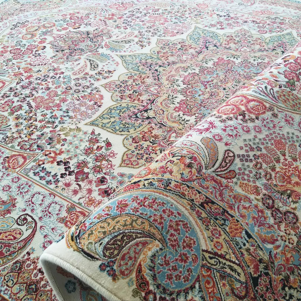 Tepe Eksklusiv Pers 10 krem, nærbilde av teppets fargerike orientalske mønster og brettet hjørne.