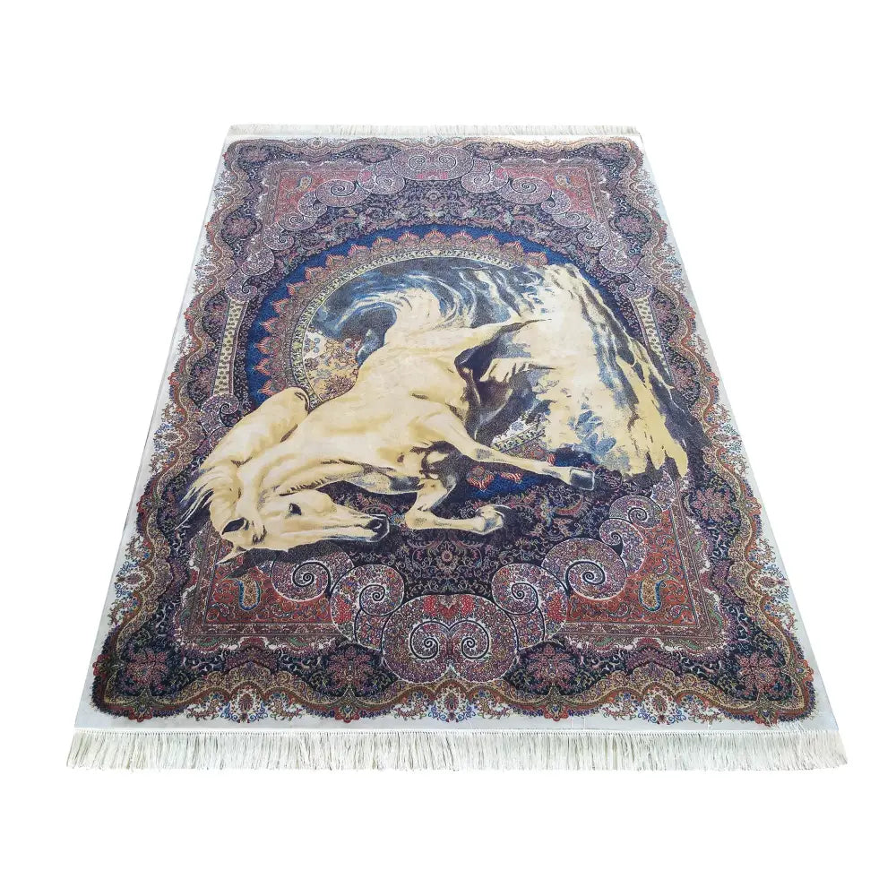 Tepe Eksklusive Qum Silk-teppe i blått, orientalsk mønster med sentral lys hest, hvite frynser, sett skrått ovenfra.