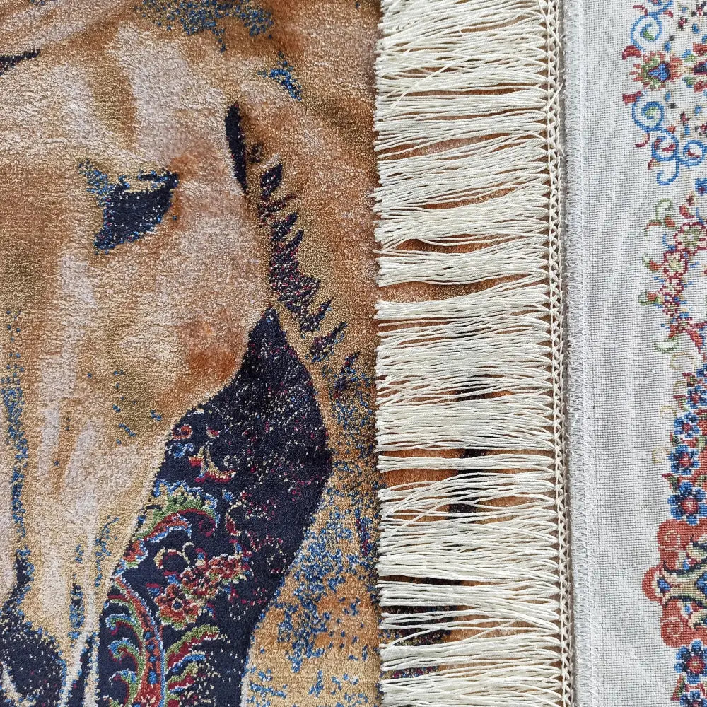 Tepe Qum Silk teppe, nærbilde av hestemotiv i brune og blå nyanser med dekorative frynser og blomsterbord.