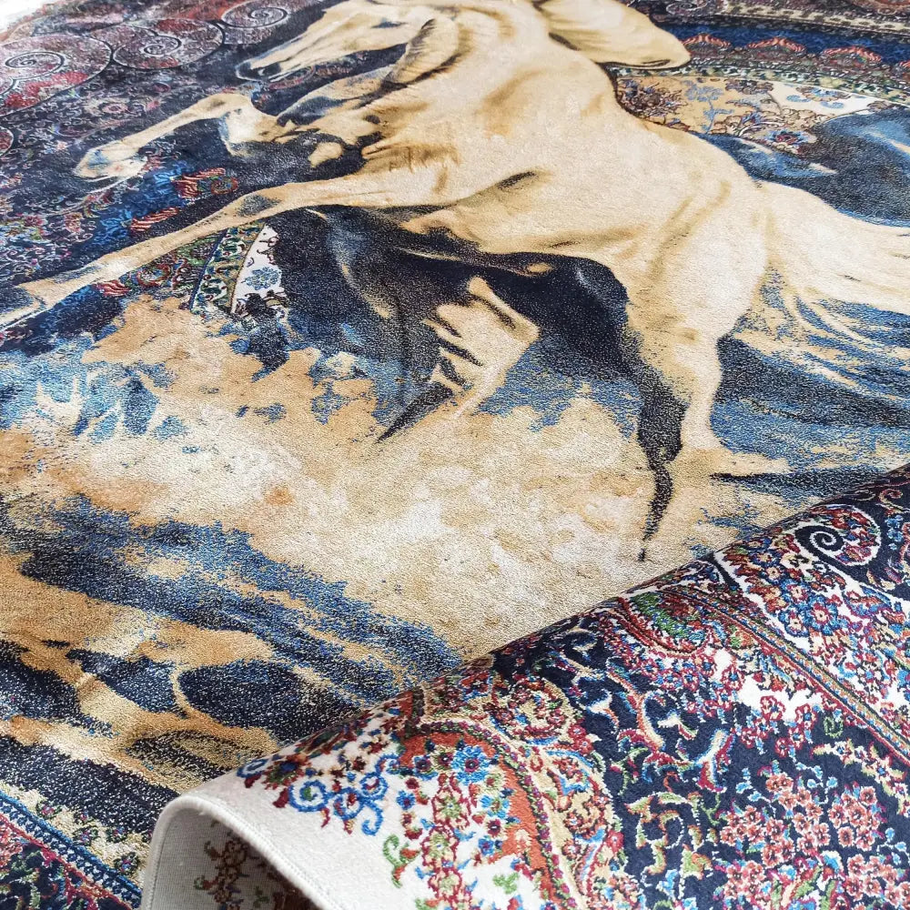 Tepe Qum Silk teppe i blått, nærbilde av hestemotiv og intrikate mønstre med oppbrettet hjørne.