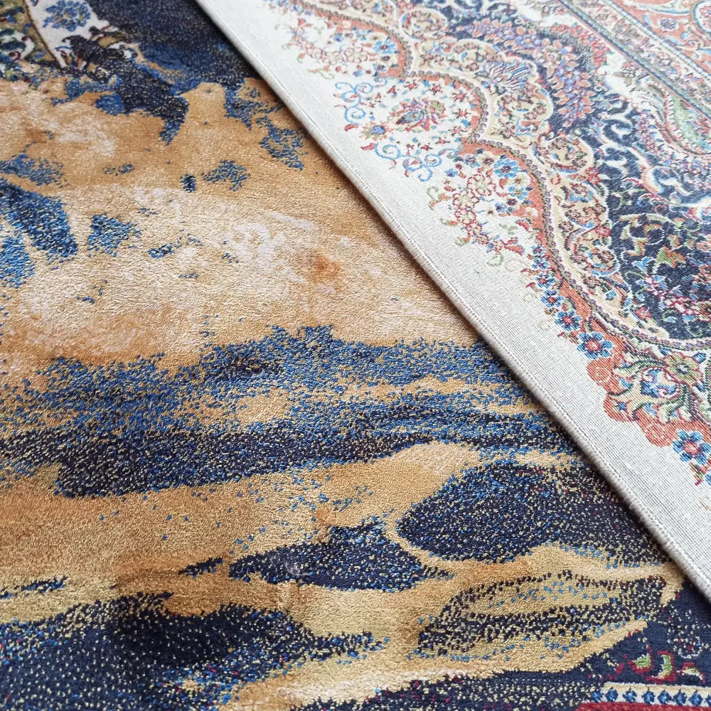 Tepe Eksklusive Qum Silk-tepper, nærbilde av overlappende blått abstrakt og klassisk orientalsk design.