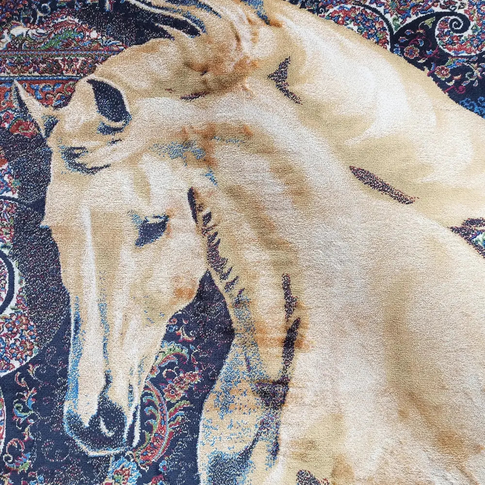 Tepe Eksklusive Qum Silk teppe, nærbilde av lys hest og fargerike ornamenter med tydelig silkestruktur.