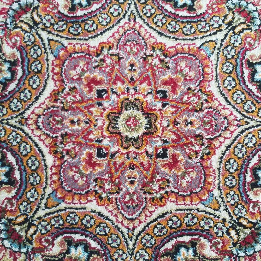 Tepe Eksklusivt Pers-04 navy, nærbilde av tettvevd teppe med orientalsk mønster i rødt, blått og gull.