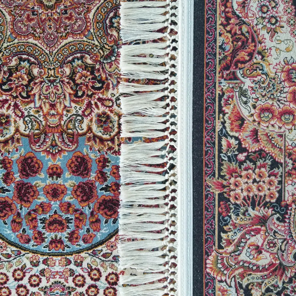 Tepe Eksklusivt Pers 04 Navy, nærbilde av blått persisk teppe med lyse frynser og fargerikt mønster.