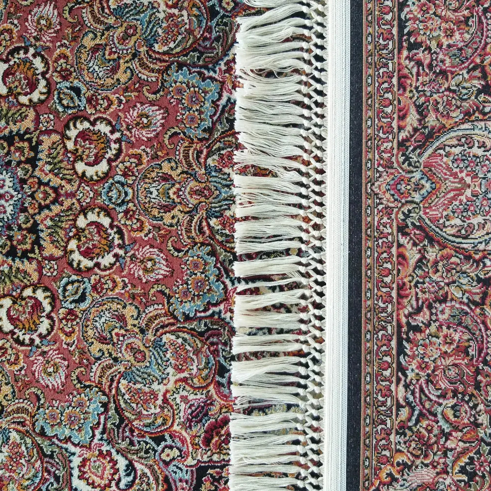 Tepe Eksklusivt Pers 05 teppe, nærbilde av orientalsk mønster og offwhite frynser langs kanten.