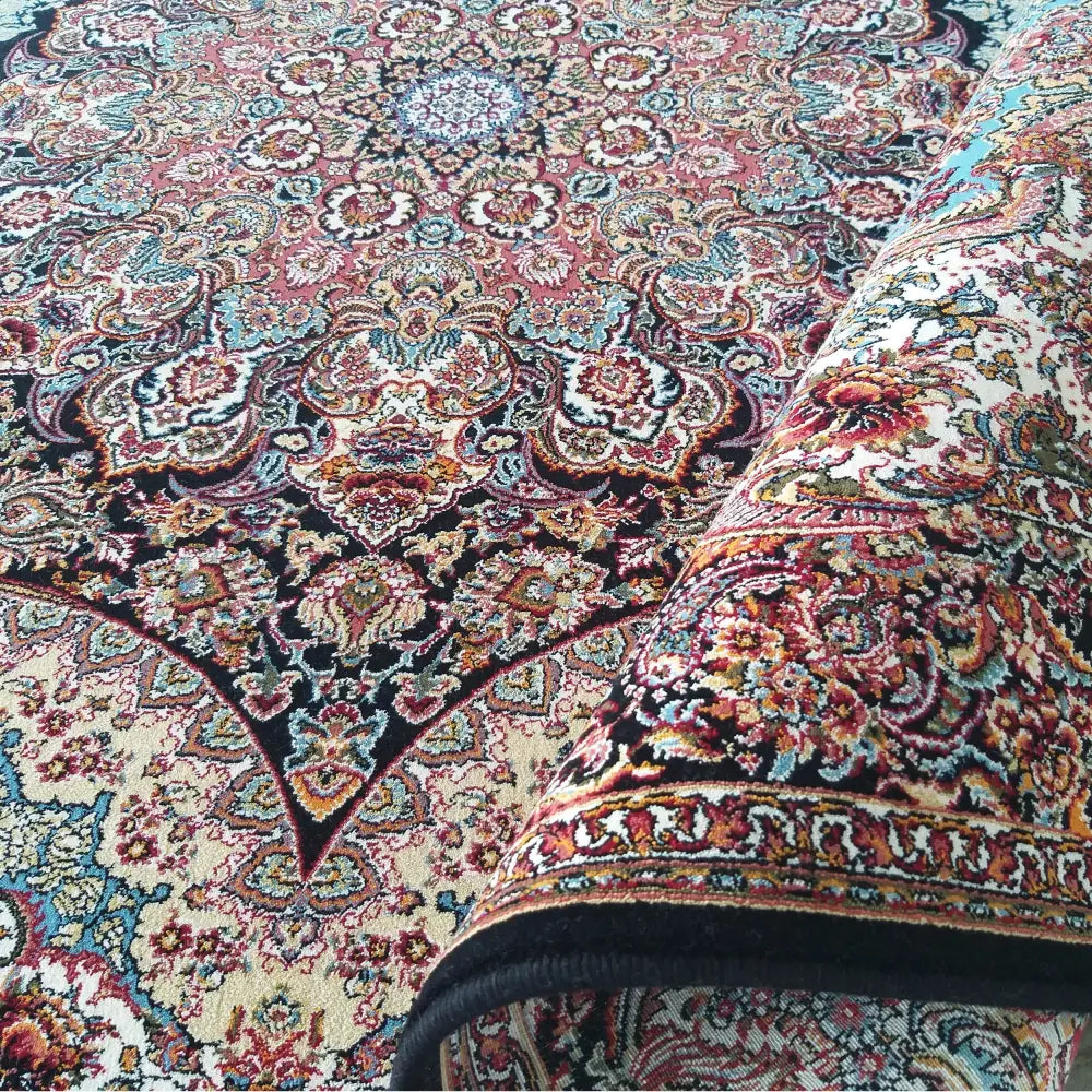 Tepe Eksklusivt Pers 05 marineblå teppe, nærbilde av hjørne med detaljert blomster- og medaljongmønster.