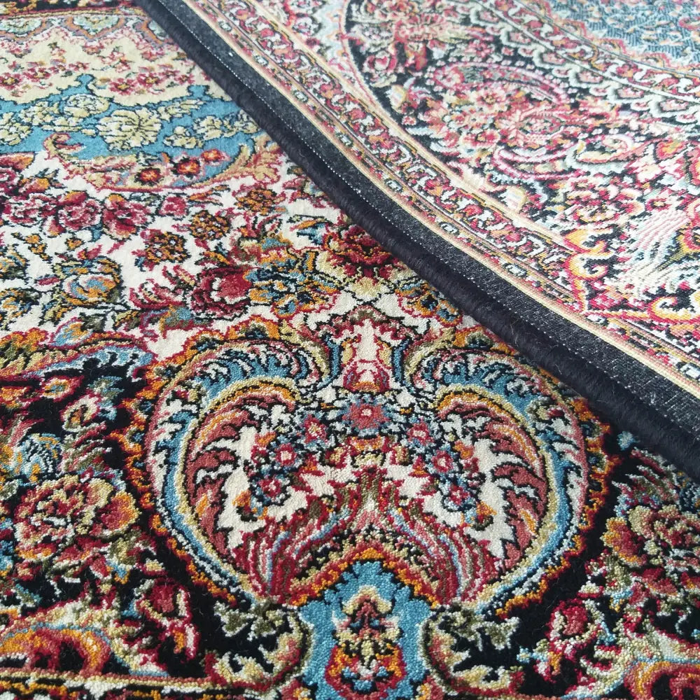 Tepe Eksklusivt Pers 05, nærbilde av marineblått teppe med orientalsk mønster og synlig kantstruktur.