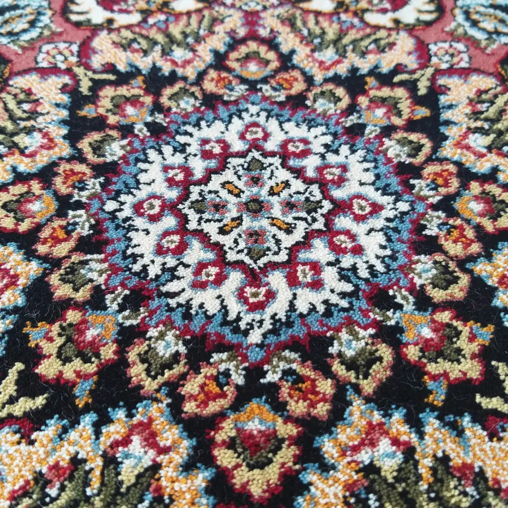 Tepe Eksklusivt Pers 05 teppe, detaljbilde av fargerikt, symmetrisk mønster i vevd tekstur.