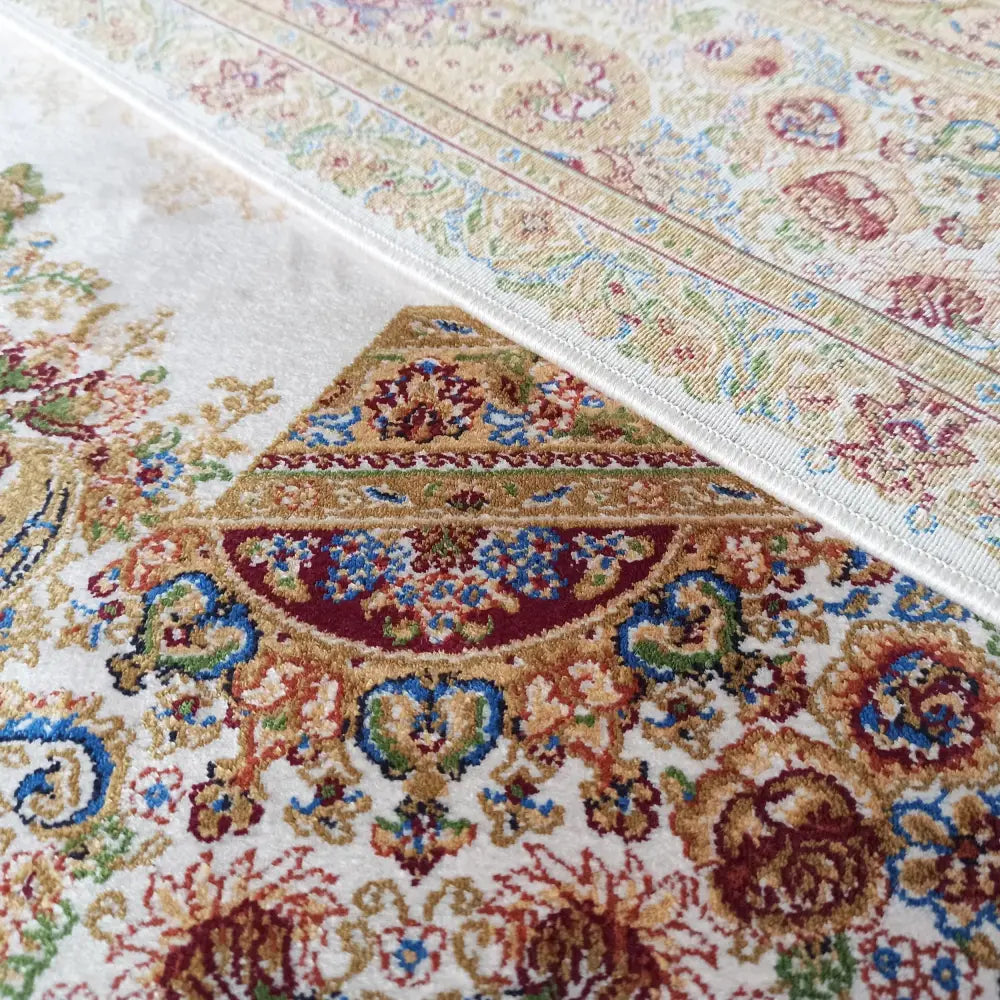 Tepe Qum Silk teppe, nærbilde som fremhever burgunder, blå og grønne orientalske mønstre og vevet tekstur.